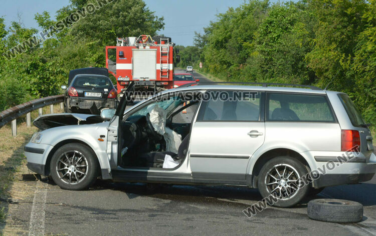 Дете и още двама пострадаха при челна катастрофа