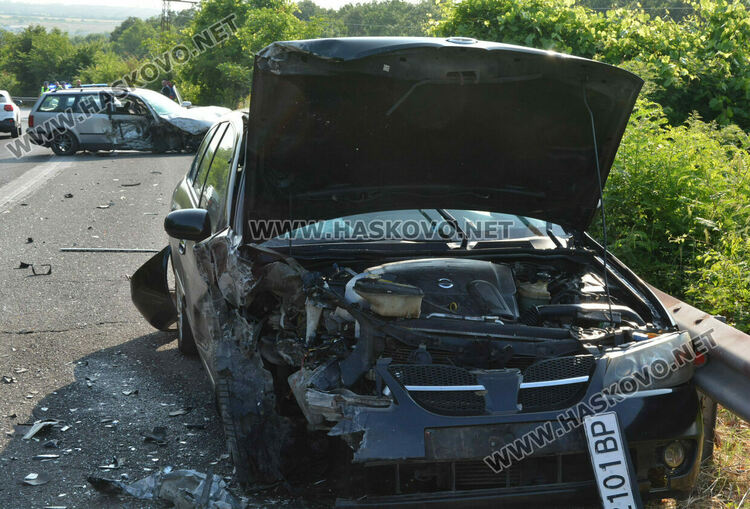 Дете и още двама пострадаха при челна катастрофа