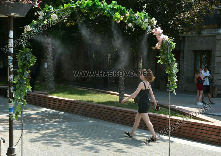 Хасково се подготвя за големите жеги - разхлаждащата арка вече е в центъра