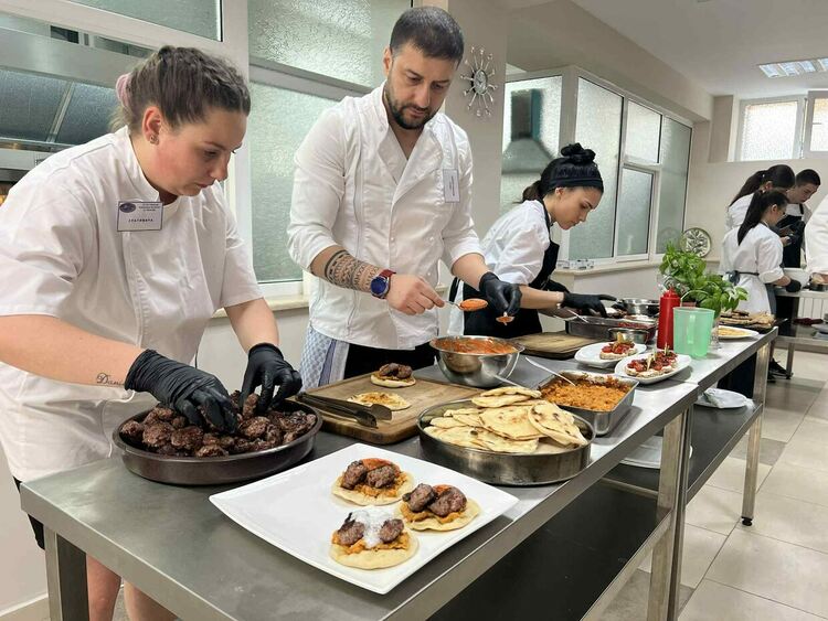 „От уличната храна към изтънчения вкус“ – открита учебна практика в хасковската гимназията по туризъм