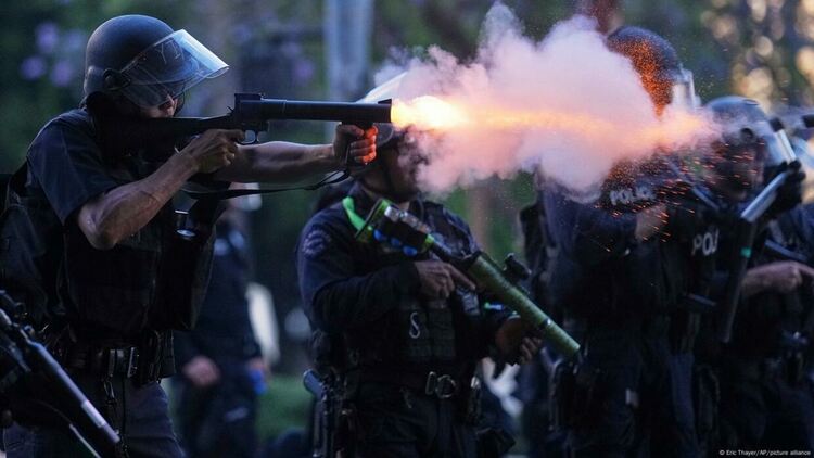 Докъде ще стигне сблъсъкът на Тръмп с демокрацията