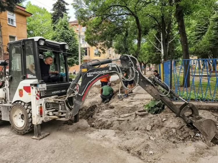 Изграждат се нови тротоари в кв. Изток