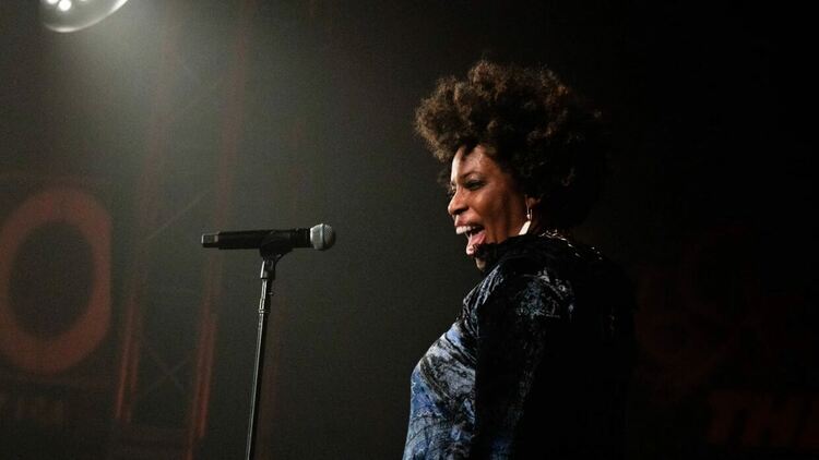 Певицата Мейси Грей отбелязва годишнината от първия си албум с горещ концерт в София