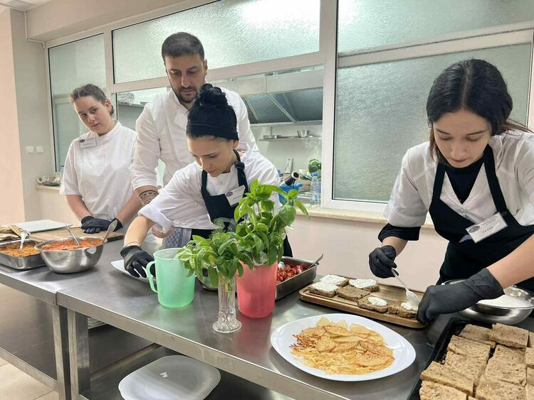 „От уличната храна към изтънчения вкус“ – открита учебна практика в хасковската гимназията по туризъм