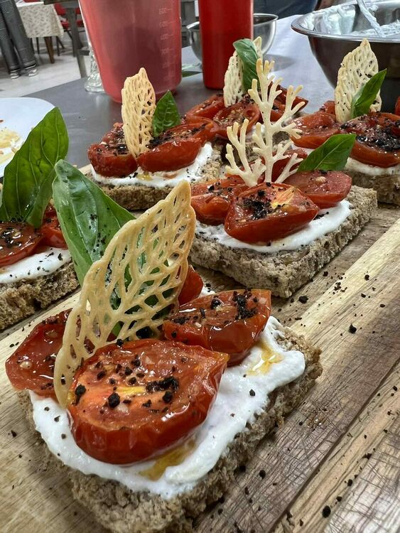 „От уличната храна към изтънчения вкус“ – открита учебна практика в хасковската гимназията по туризъм