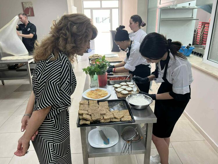 „От уличната храна към изтънчения вкус“ – открита учебна практика в хасковската гимназията по туризъм