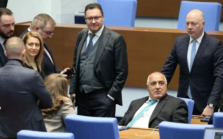 Митов сред свои. Но колко да са свои? В живота нещата винаги са временни.