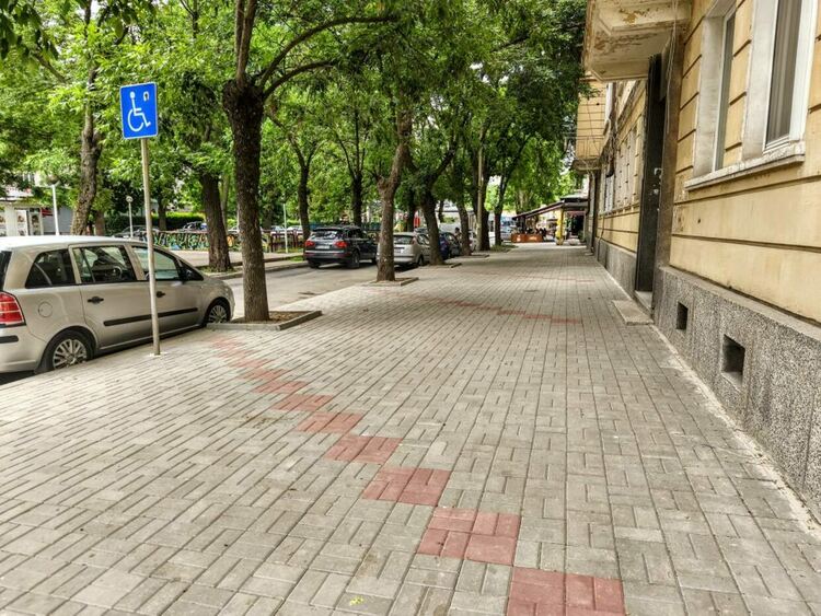 Изграждат се нови тротоари в кв. Изток