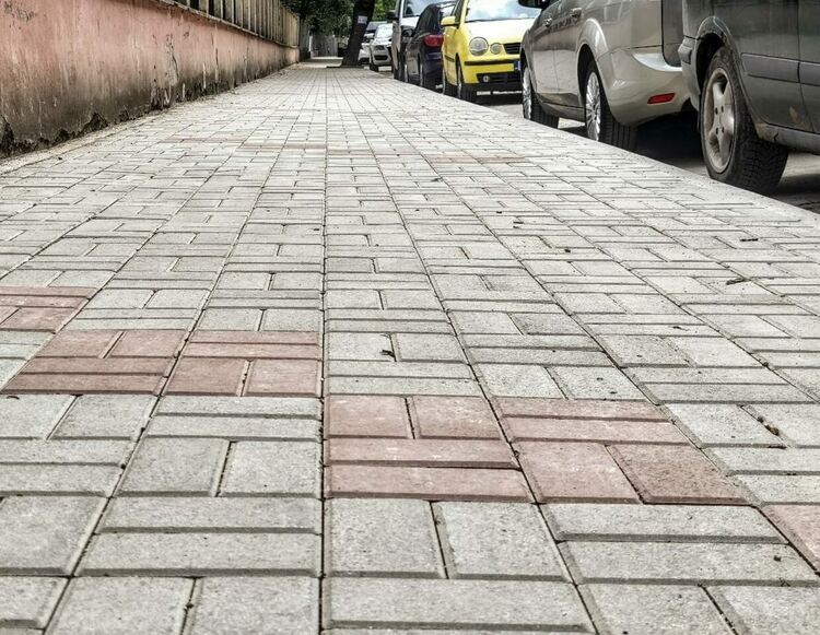 Изграждат се нови тротоари в кв. Изток