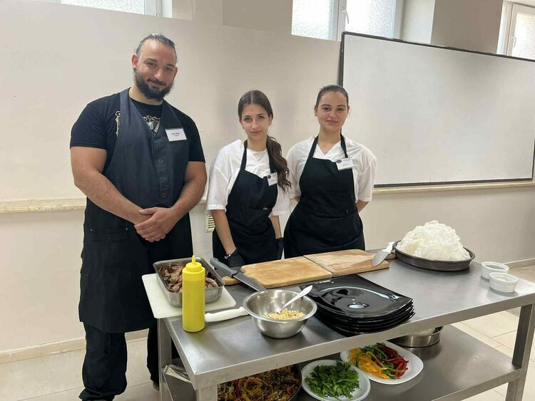 „От уличната храна към изтънчения вкус“ – открита учебна практика в хасковската гимназията по туризъм