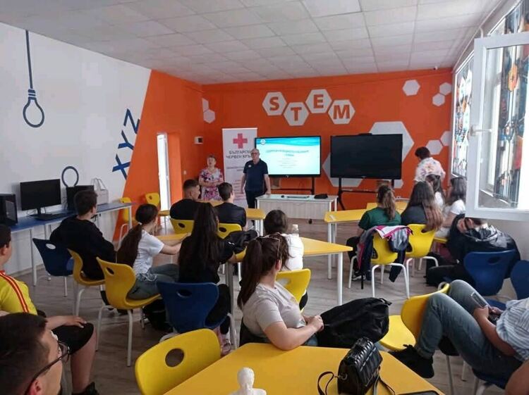 Открит урок по водна безопасност се проведе в ПГЕ „А. С. Попов“ – Девин