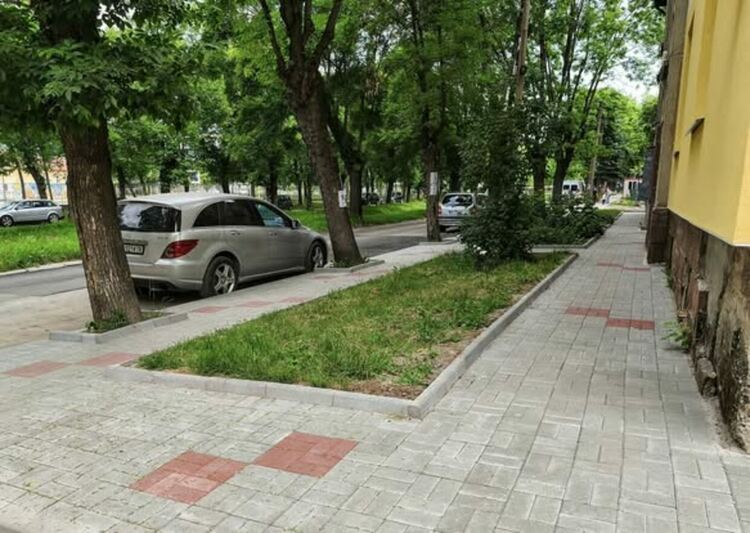 Изграждат се нови тротоари в кв. Изток