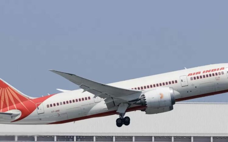 Самолет с 242-ма души катастрофира в Индия