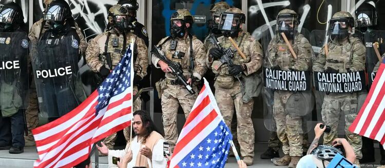 Докъде ще стигне сблъсъкът на Тръмп с демокрацията