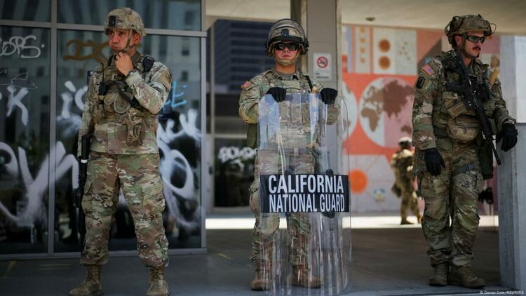 Докъде ще стигне сблъсъкът на Тръмп с демокрацията