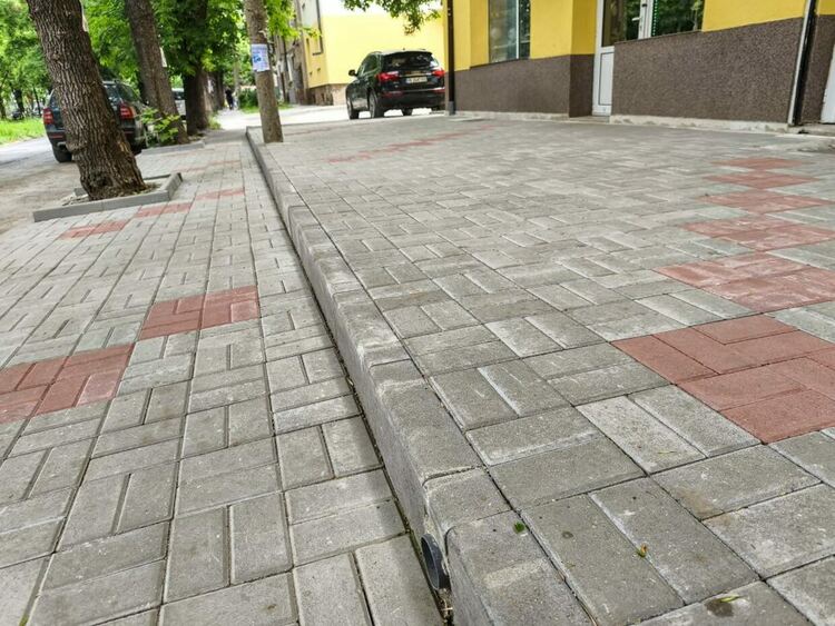 Изграждат се нови тротоари в кв. Изток