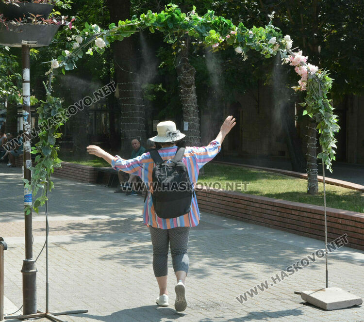 Хасково се подготвя за големите жеги - разхлаждащата арка вече е в центъра