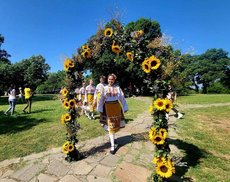 Идва Еньовден! Венец от билки, конна езда и състезание по плуване в Хасково