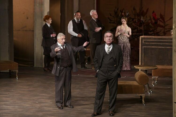 Варненският театър гостува в Перник с нецензурираната версия на „Тютюн“