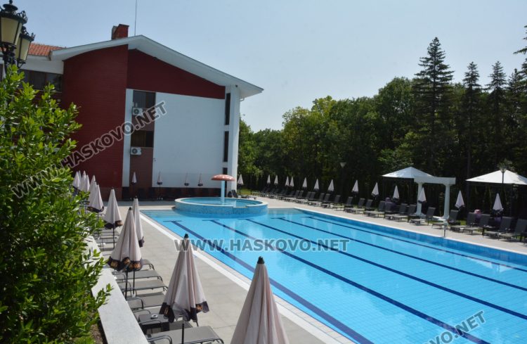 Повечето басейни в парк „Кенана“ вече отвориха, но все още са пусти