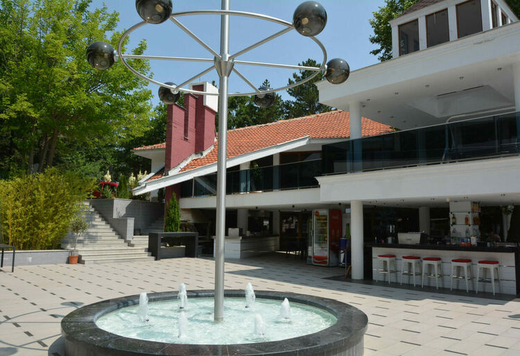 Повечето басейни в парк „Кенана“ вече отвориха, но все още са пусти