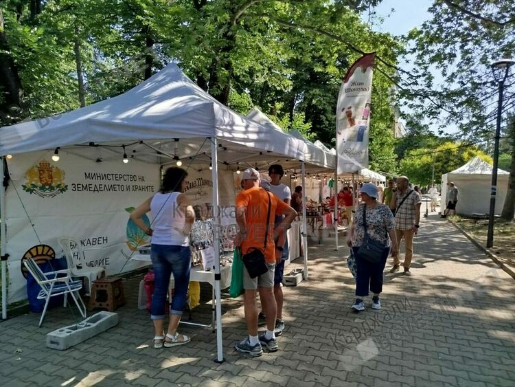 Фермерски пазар с производители от страната бе открит в Градската градина на Кърджали