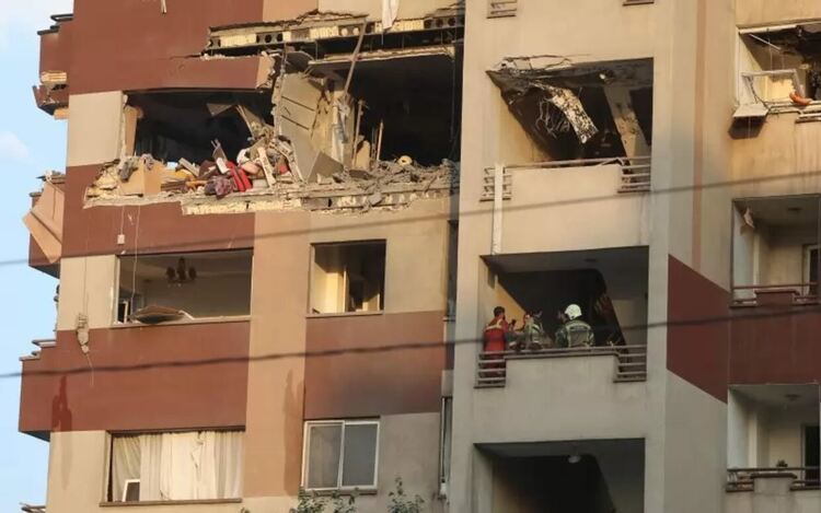 Поразена сграда, северно от Техеран.