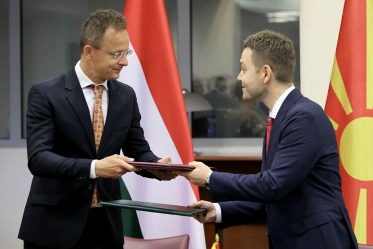 Сиярто и Муцунски