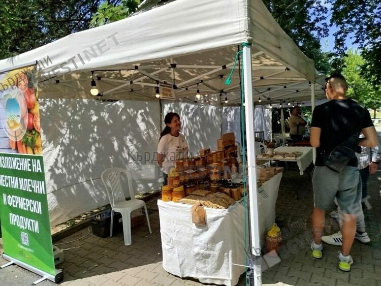 Фермерски пазар с производители от страната бе открит в Градската градина на Кърджали