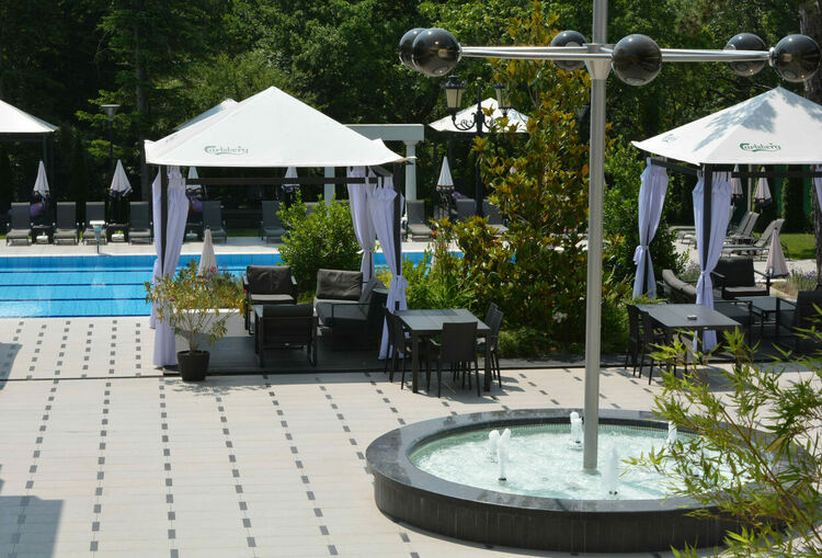 Повечето басейни в парк „Кенана“ вече отвориха, но все още са пусти