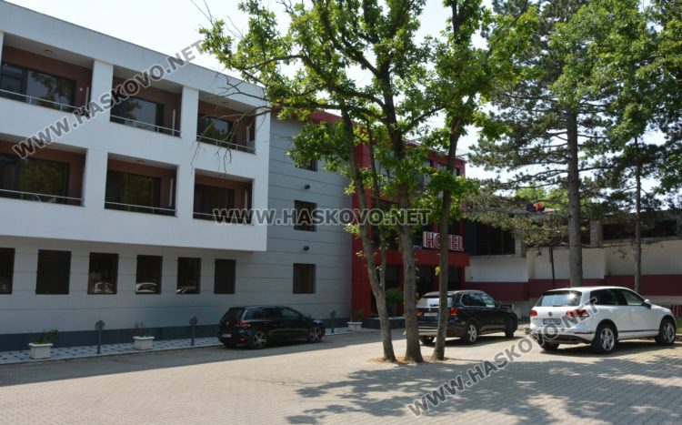 Повечето басейни в парк „Кенана“ вече отвориха, но все още са пусти