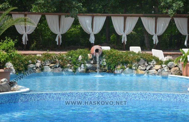 Повечето басейни в парк „Кенана“ вече отвориха, но все още са пусти