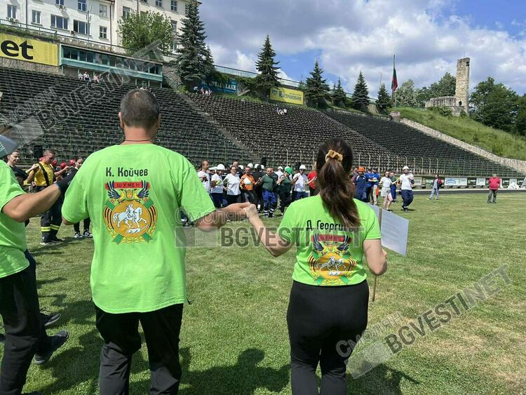 Доброволци от цялата страна мерят сили на стадиона в "Райково" / ГАЛЕРИЯ/