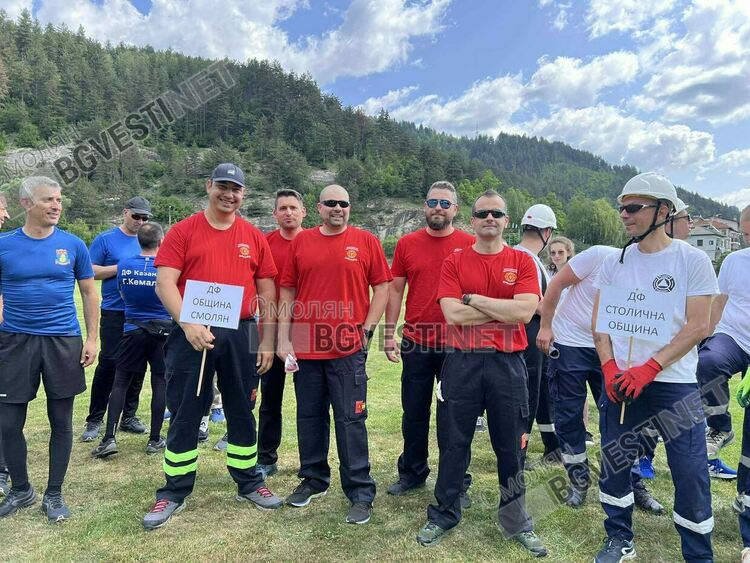 Доброволци от цялата страна мерят сили на стадиона в "Райково" / ГАЛЕРИЯ/