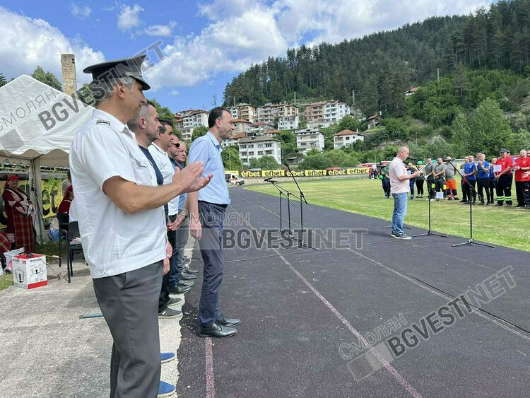 Доброволци от цялата страна мерят сили на стадиона в "Райково" / ГАЛЕРИЯ/