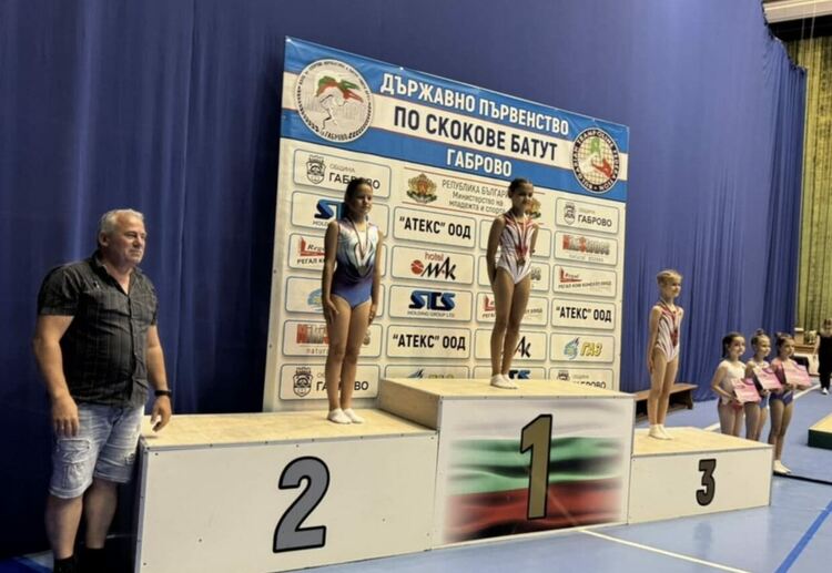 Състезателите на СК „Младост“ с 11 титли на шампионата по акробатична пътека и скокове на батут