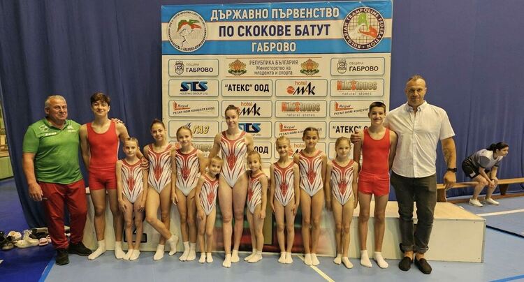 Състезателите на СК „Младост“ с 11 титли на шампионата по акробатична пътека и скокове на батут