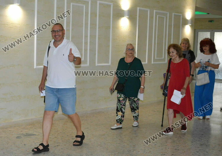 Откриха „Театър, обичам те!" в обновеното читалище „Заря“