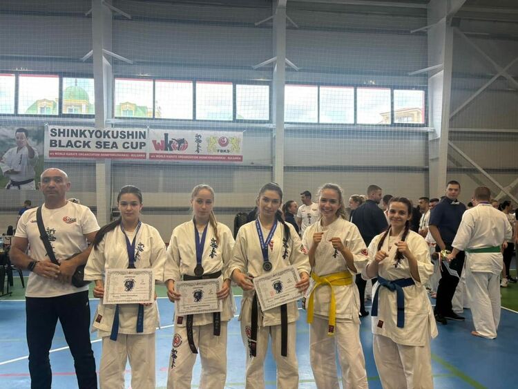 Състезателки от СК „Карате Рудозем“ с медали от международния турнир BLACK SEA CUP