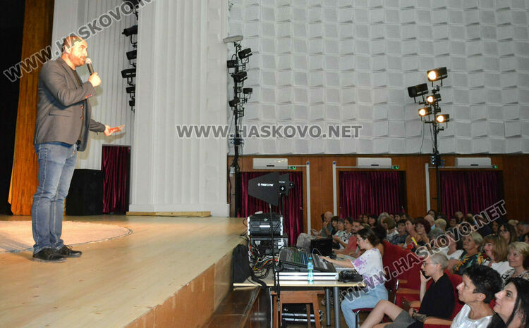 Откриха „Театър, обичам те!" в обновеното читалище „Заря“