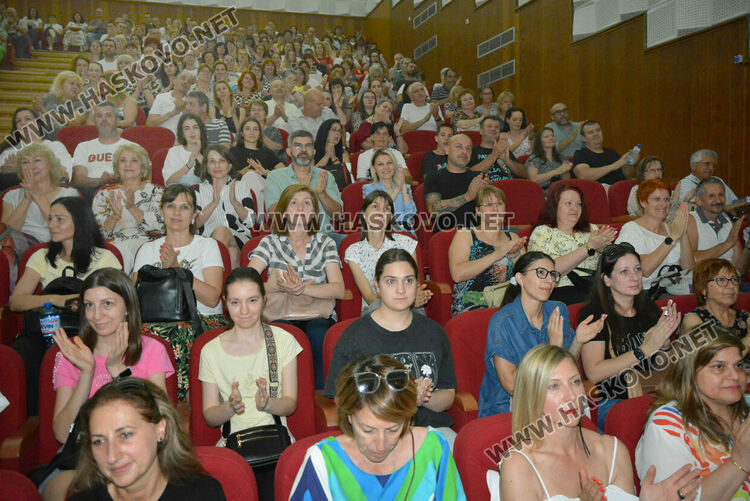 Откриха „Театър, обичам те!" в обновеното читалище „Заря“