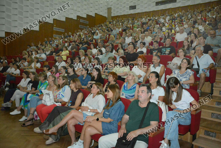 Откриха „Театър, обичам те!" в обновеното читалище „Заря“