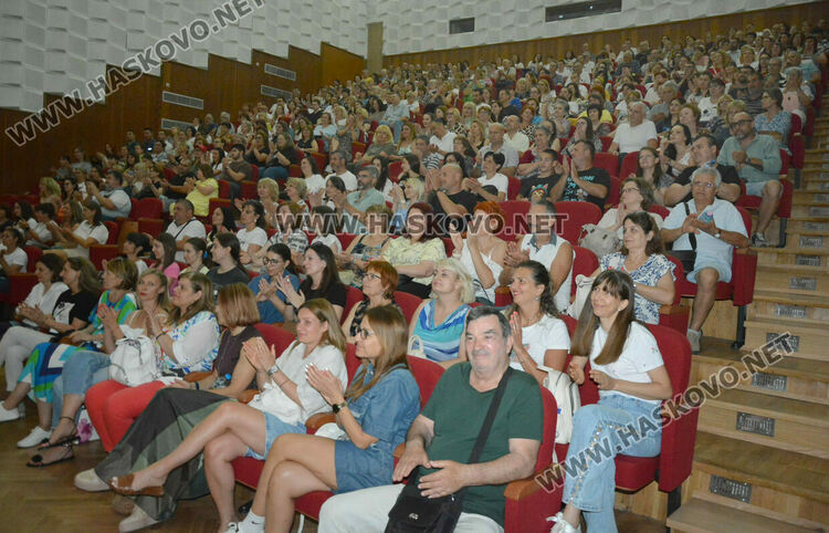 Откриха „Театър, обичам те!" в обновеното читалище „Заря“