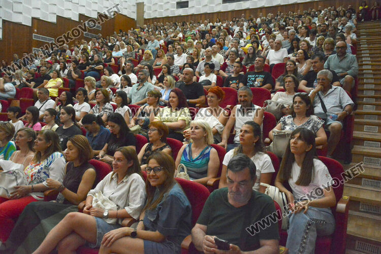 Откриха „Театър, обичам те!" в обновеното читалище „Заря“