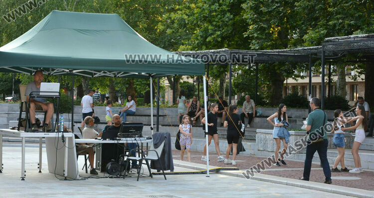 Откриха „Театър, обичам те!" в обновеното читалище „Заря“