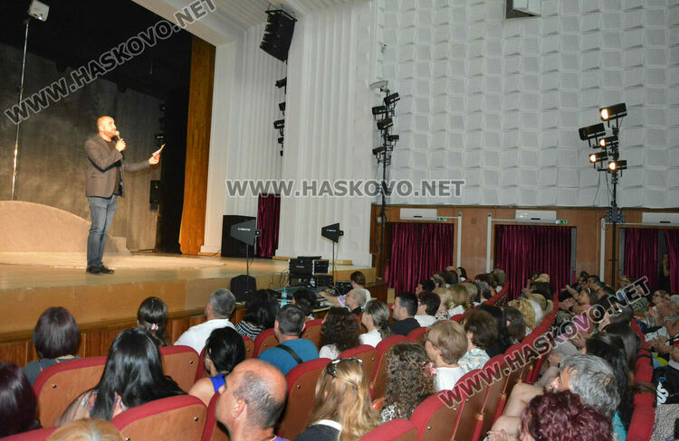 Откриха „Театър, обичам те!" в обновеното читалище „Заря“