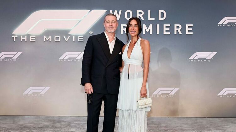 Приятелката на Брад Пит облече провокативен булчински тоалет на новата му филмова премиера