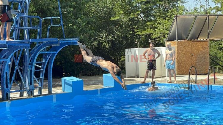 Басейнът в Димитровград отвори с такса вход 3-5лв., организират и безплатни плувни тренировки