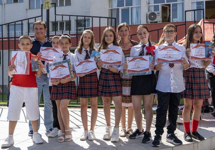 56 пълни отличници в "Славейков" и отново страхотно тържество