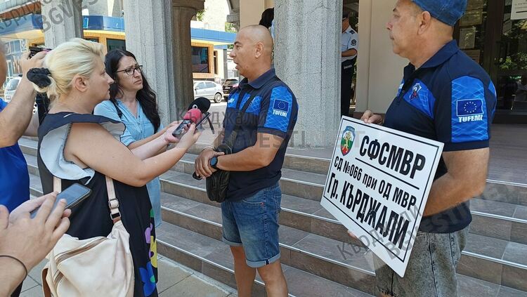 Полицаите от Кърджалийска област излязоха на протест срещу натиска срещу техните колеги от Варна